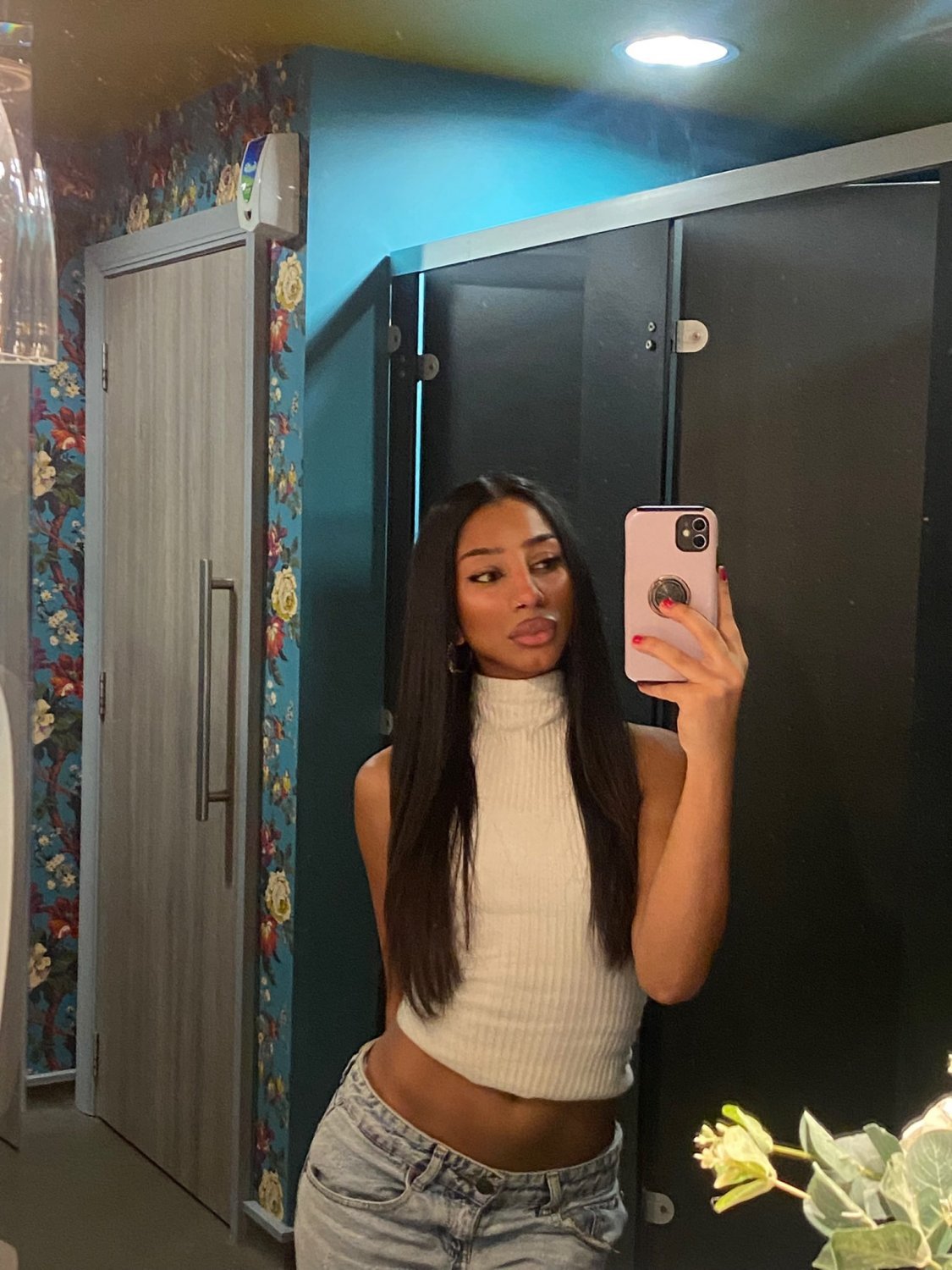 Novinha mulata nua bem gostosa