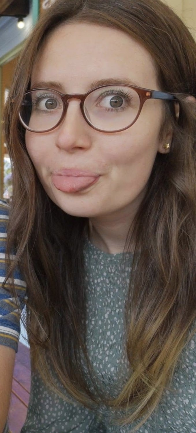 foto de menina fake cabelo cacheado