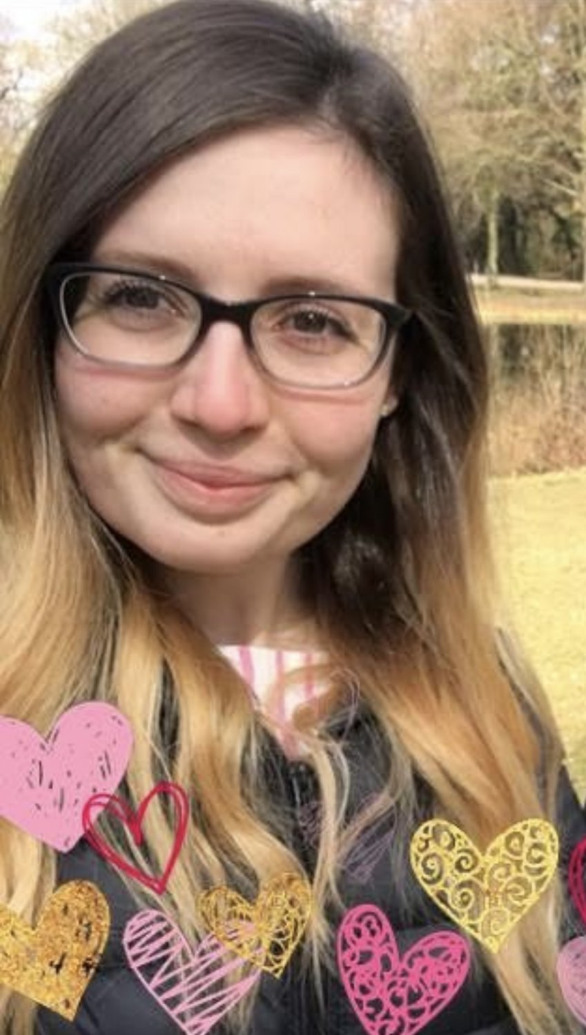 Novinha nerd pelada em fotos